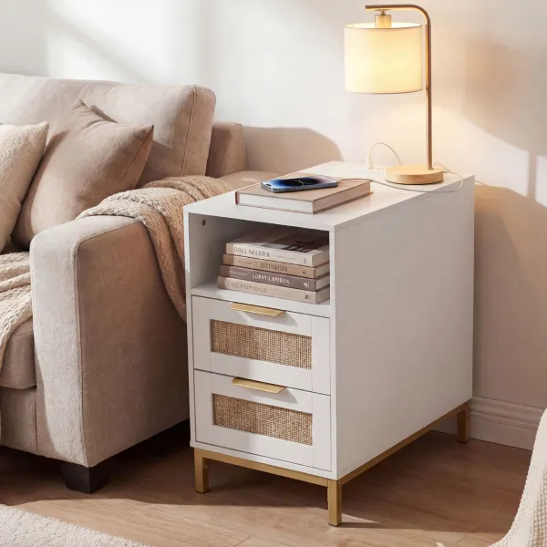 Table de Nuit en Rotin avec Station de Recharge, 2 Tiroirs et Rangement Ouvert Blanc et Or