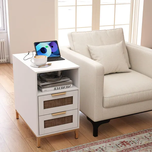 Jogo de 2 Mesas de Cabeceira Rattan com Carregador e 2 Gavetas Estilo Boho Branco e Dourado