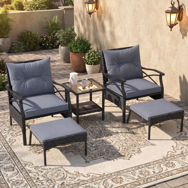 Set di Mobili in Rattan 5 Pezzi con Pouf Cuscini e Tavolino Ausiliare in Vetro Temperato per Giardino