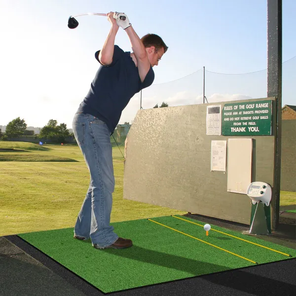 Tapete de Golfe Sintético 3 em 1 com 2 Tees, 2 Paus de Alinhamento e 6 Furos