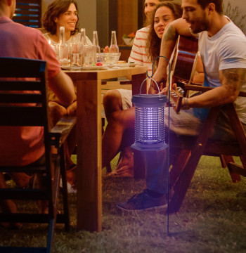 Lámpara Mata Mosquitos Eléctrica 2 en 1 5W Mata Mosquitos Eléctrico con Luces led UV recargable Solar y USB Efecto 30 m2 Matamoscas eléctricas para Jardín Terrazo Pátio Negro