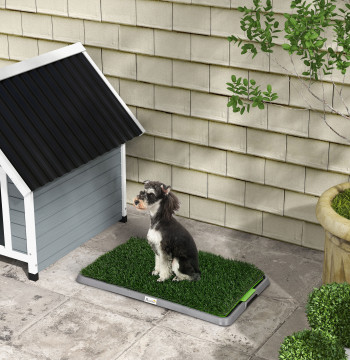 Resguardo de Treino para Cães com 2 Relvas Artificiais Sanitário para Cães com Grade e Bandeja para Treino de Filhotes no Exterior e Interior 67x41x3,5 cm Verde