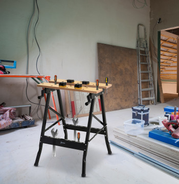 Amazonas: Bancada de trabalho dobrável Mesa de trabalho portátil com 4 grampos Buracos para serra Uso doméstico Ferro para trabalhar madeira Suporte para MDF 70 kg 56x62x75 cm Natural Preto