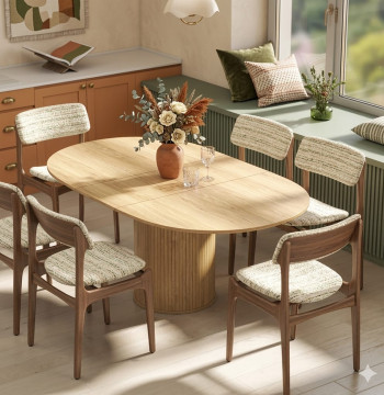<p><strong>Mesa de Jantar Extensível Essenza</strong> - A solução perfeita para espaços que precisam de versatilidade sem renunciar ao estilo. Esta elegante mesa redonda transforma-se em oval para se adaptar a qualquer ocasião.</p><p><strong>Características Principais:</strong></p><ul><li><strong>Design Extensível Inteligente:</strong> Passa de redonda (Ø110cm) a oval (150x110cm) com extensões ocultas sob o tampo</li><li><strong>Capacidade Flexível:</strong> Para 6 pessoas em formato redondo, até 8 em formato oval</li><li><strong>Estrutura Resistente:</strong> Fabricada em MDF de alta qualidade com base de pedestal larga para máxima estabilidade</li><li><strong>Estilo Farmhouse:</strong> Acabamento efeito madeira natural com base estriada decorativa</li><li><strong>Máxima Versatilidade:</strong> Funciona como mesa de jantar, secretária ou mesa de apoio</li><li><strong>Segurança:</strong> Bordos arredondados e protectores antiderrapantes incluídos</li></ul><p><strong>Especificações Técnicas:</strong></p><ul><li>Material: MDF e aço</li><li>Medidas estendida: 150x110x75cm</li><li>Medidas fechada: Ø110x75cm</li><li>Carga máxima: 50kg</li><li>Peso: 37.5kg</li><li>Requer montagem</li></ul>