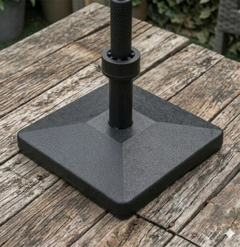 <p><strong>Base para Chapéu de Sol Essenza 84D-150</strong> - A solução ideal para manter o seu chapéu de sol estável e seguro em qualquer espaço exterior.</p><ul><li><strong>Recarregável e Estável:</strong> Pode ser preenchida com água (16kg), areia (18kg) ou ambos (20kg) para máxima estabilidade</li><li><strong>Compatível:</strong> Adequada para mastros de Ø22-38mm de diâmetro</li><li><strong>Mobilidade Total:</strong> 4 rodas incluídas, 2 com sistema de travagem para maior segurança</li><li><strong>Material Resistente:</strong> Fabricada em plástico HDPE com revestimento protetor para uso exterior</li><li><strong>Fácil Manutenção:</strong> Orifício superior para enchimento e lateral para drenagem</li><li><strong>Medidas:</strong> 45x45x9cm - Peso vazia: 2.5kg</li></ul><p>Perfeita para jardim, pátio, piscina e terraços. Não requer montagem.</p>
