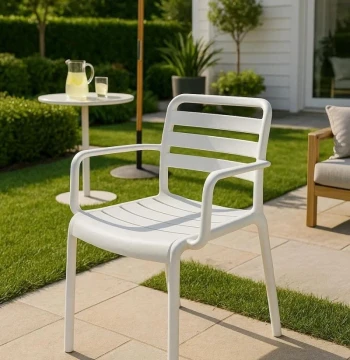 Chaise Belia avec Accoudoirs – Confort Nordique pour Jardin et Intérieur