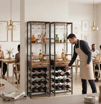 <p>A <strong>garrafeira vertical Essenza</strong> organiza a sua coleção de vinhos com elegância e estilo industrial. Com capacidade para <strong>12 garrafas e 9 copos</strong>, transforma qualquer canto numa estação de bar doméstica perfeitamente organizada.</p><ul><li><strong>Capacidade:</strong> 12 garrafas e 9 copos com pé</li><li><strong>Armazenamento:</strong> Prateleira aberta e gaveta para acessórios de bar</li><li><strong>Design:</strong> Industrial com melamina castanho rústico e estrutura preta</li><li><strong>Dimensões:</strong> 40x30x148 cm - Design compacto tipo torre</li><li><strong>Estabilidade:</strong> Pés ajustáveis e kit antiqueda incluído</li><li><strong>Peso máximo:</strong> 31 kg total</li></ul><p>O suporte removível oferece opções de armazenamento flexíveis, enquanto o seu <strong>design compacto</strong> poupa valioso espaço no chão.</p>